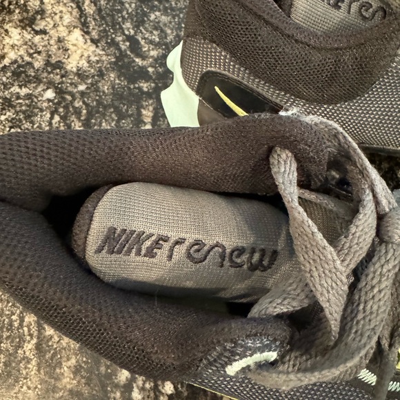 Nike, no court mark basketball sneaker. - Picture 5 of 7